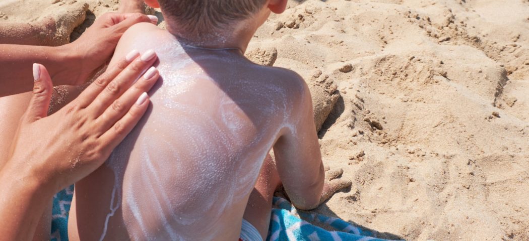 Come proteggere la pelle dei bambini dal sole: le migliori creme solari